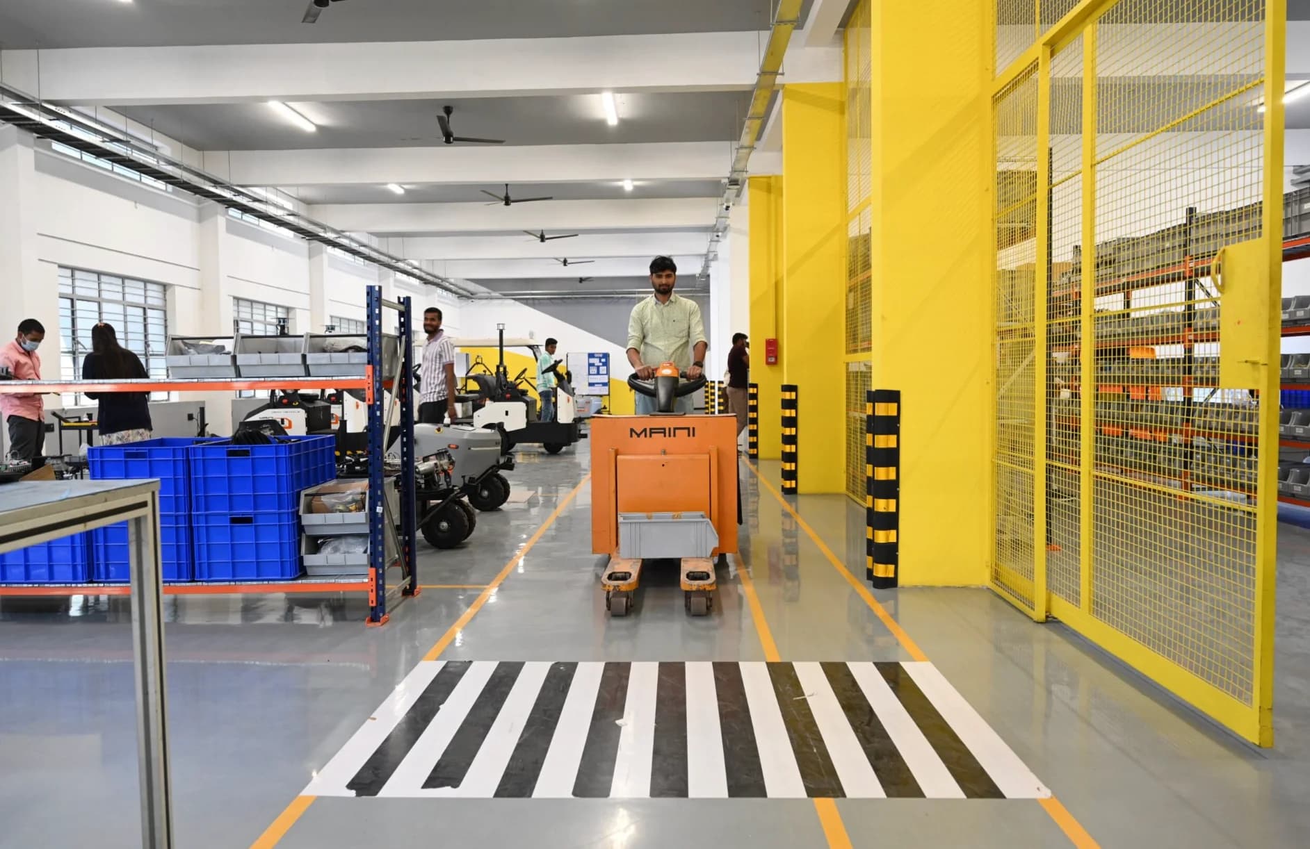 Autonomous platform navigating a warehouse floor